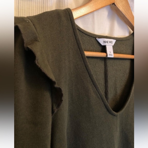 nine west NWT olive green t-shirt dress with ruffled shoulders - Picture 3 of 5
